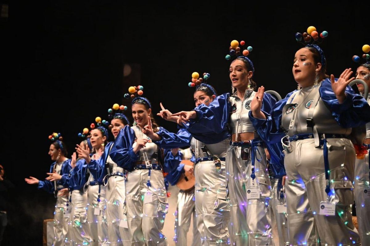 Los Mini-folk, encima de las tablas del López en 'semis'