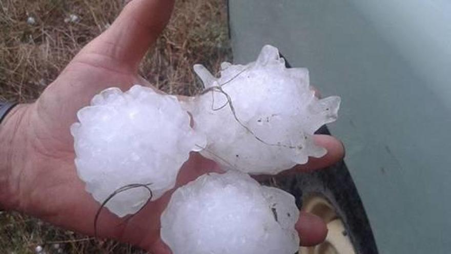 Una tormenta de granizo sorprende el interior de la provincia