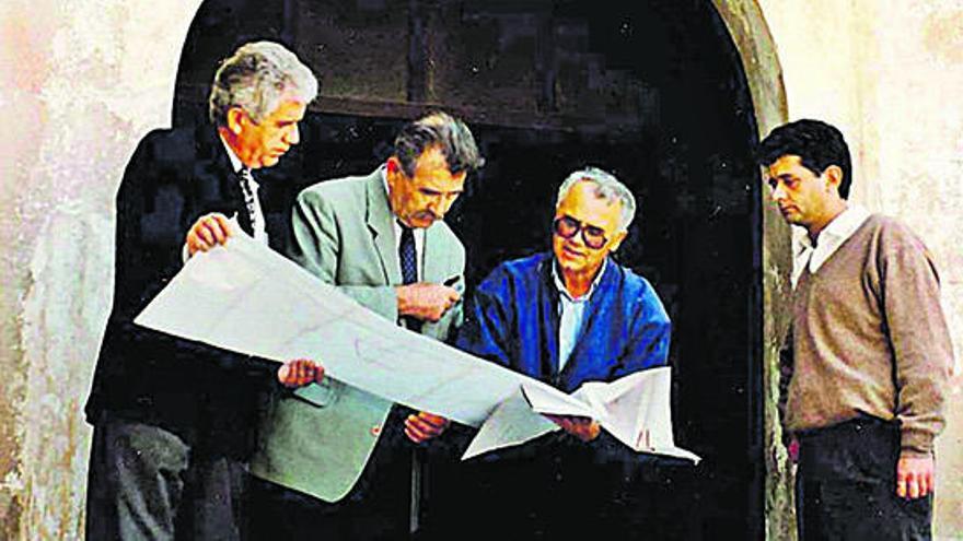 Joan Marí, Antoni Marí, Joan Prats y el arqueólogo Joan Ramon en el Castillo.