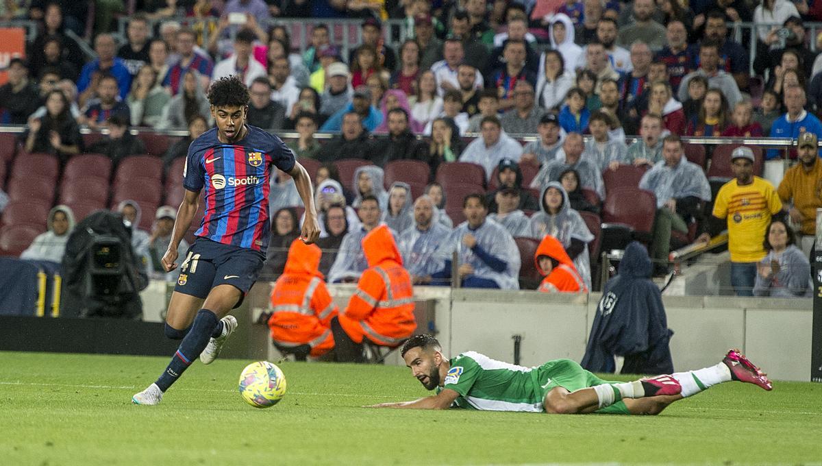 El cadete Lamine Yamal desborda a Montoya en su debut con 15 años con el primer equipo azulgrana en partido de liga