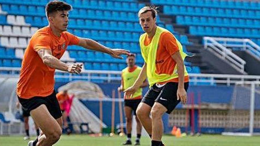 Álex Quintanilla, que podría debutar hoy, en el entrenamiento de ayer junto con Javi Lara.