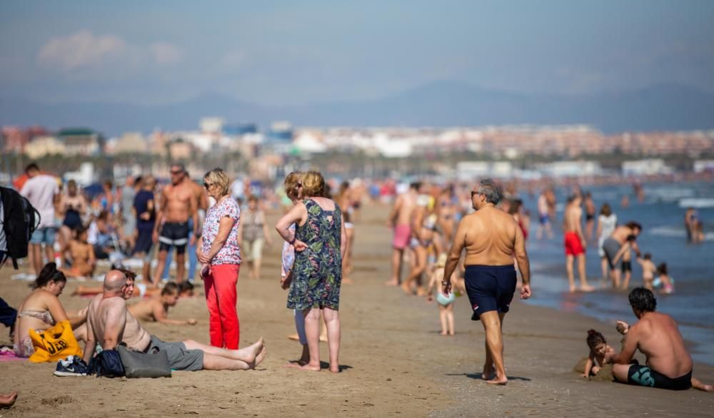 Ambiente festivo en la Marina y las playas por el Día del Pilar