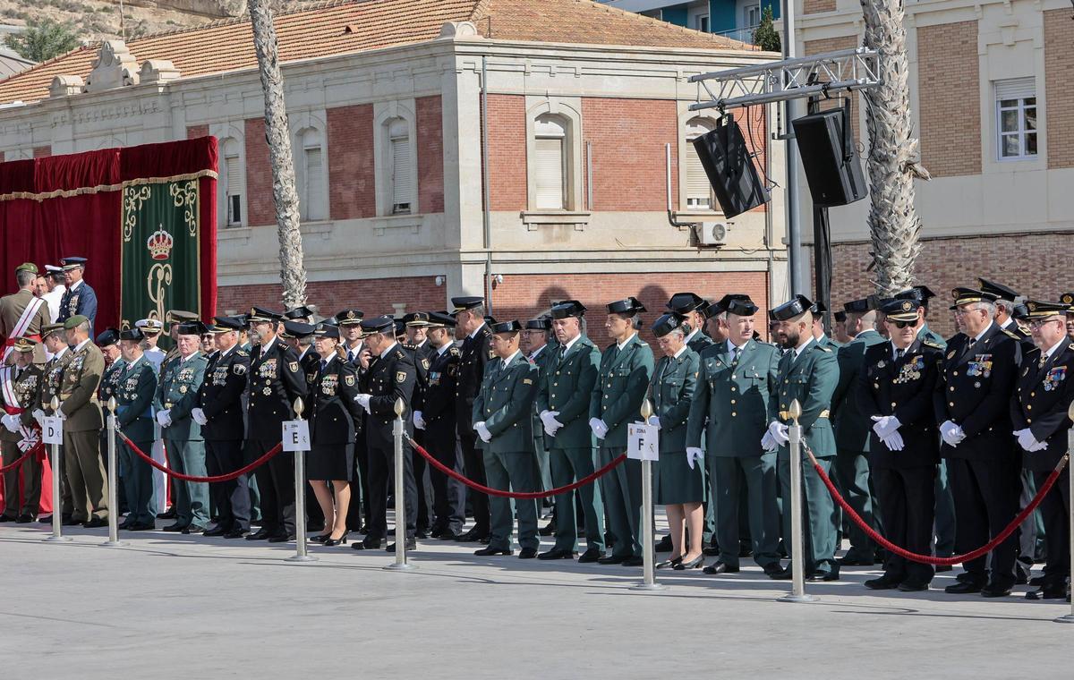 La Guardia Civil de Alicante celebra en el Puerto el día de su Patrona con entrega de condecoraciones