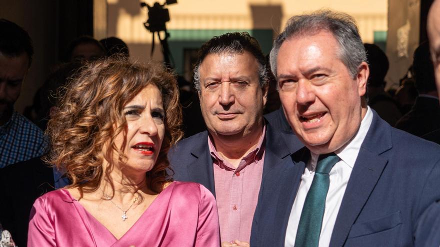 La vicepresidenta primera del Gobierno, María Jesús Montero junto al secretario general del PSOE A, Juan Espadas y el líder sevillano Javier Fernández.