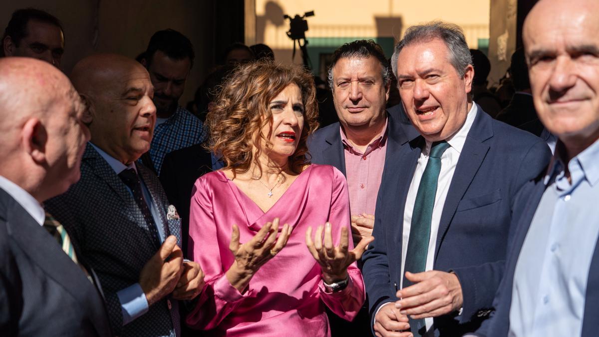 La vicepresidenta primera del Gobierno y ministra de Hacienda, María Jesús Montero, junto al secretario general del PSOE A, Juan Espadas; el exalcalde de Sevilla, Antonio Muñoz, y el presidente de la Diputación de Sevilla, Javier Fernández, durante una visita a Sevilla