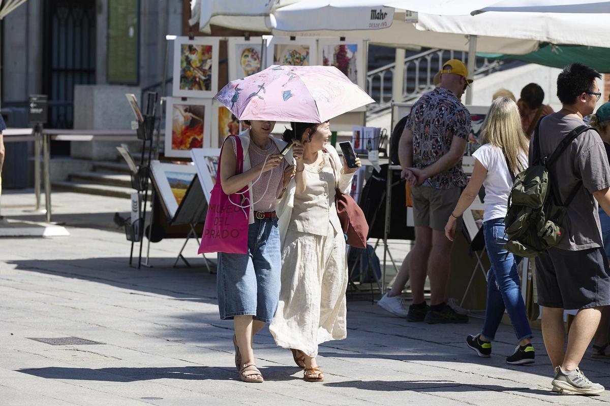 Turistas paseando por la ciudad de Madrid