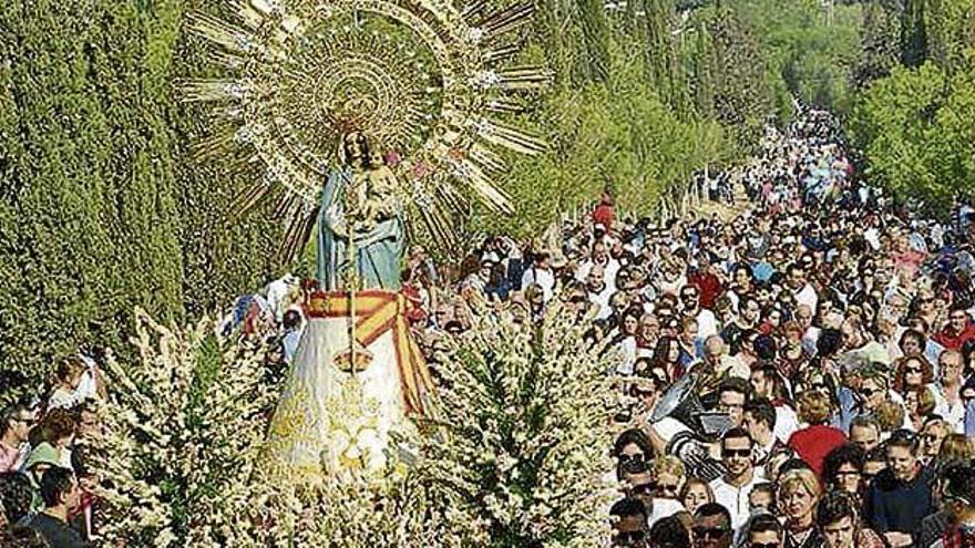 La romería de la Virgen del Pilar de Benejúzar provoca una multitudinaria reunión de romeros, en unos días dllenos de tradición y folclore.