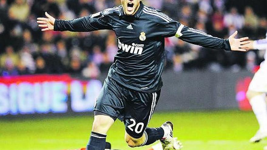 Higuaín celebra uno de sus tres goles al Valladolid, con el portero Villar tendido en el suelo.