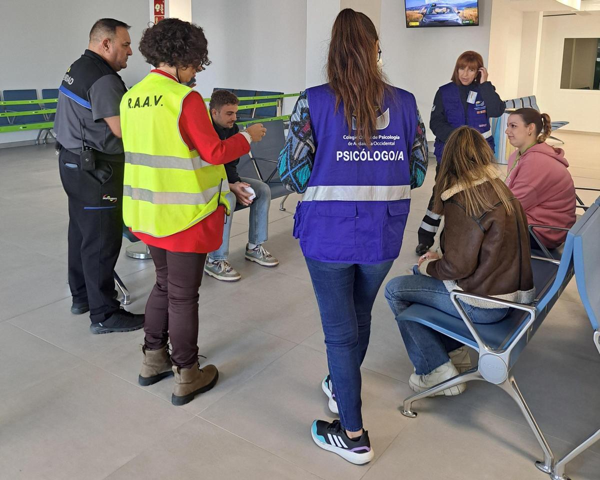 Atención psicológica a los familiares de las víctimas, realizada en el simulacro de accidente en el aeropuerto de Córdoba.