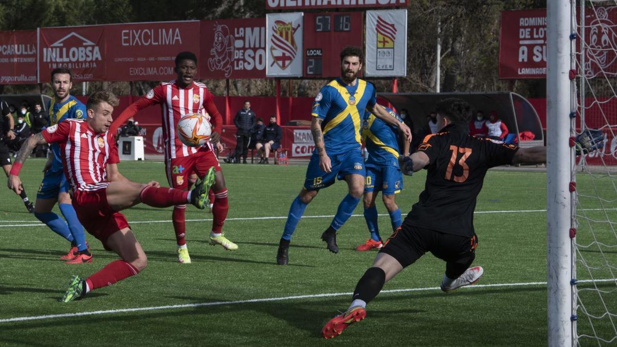 El vilomarenc Javi López va fer el tercer gol del CE Manresa amb aquesta espectacular rematada | OSCAR BAYONA