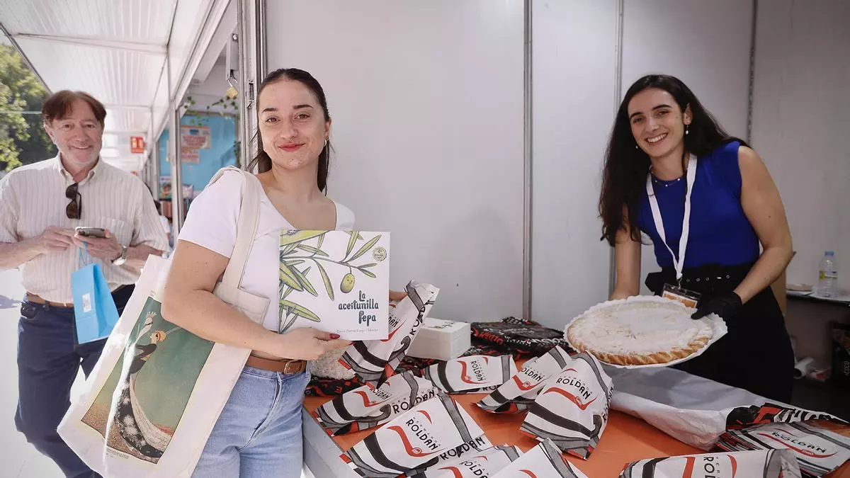 La Feria del Libro celebra su Sant Jordi cordobés cambiando flores por pastel y autores de la tierra