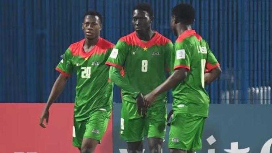 Mohamed Zongo, en el centro, autor del gol decisivo de Burkina Faso.