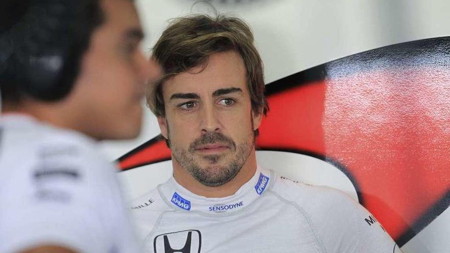 Fernando Alonso, durante el descanso de una sesión de entrenamientos. // Efe