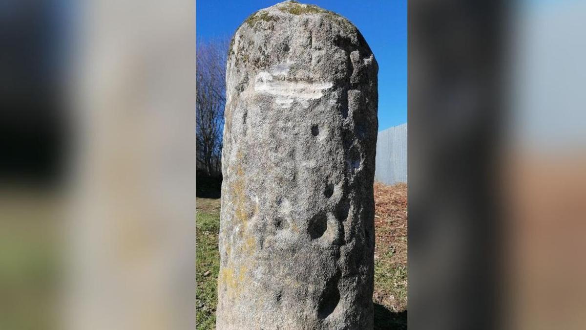 Daños en el miliario de Santiaguiño, en Vilar de infesta.