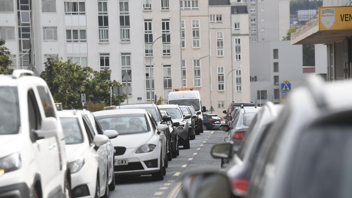 Atasco en la avenida do Ferrocarril este jueves en A Coruña