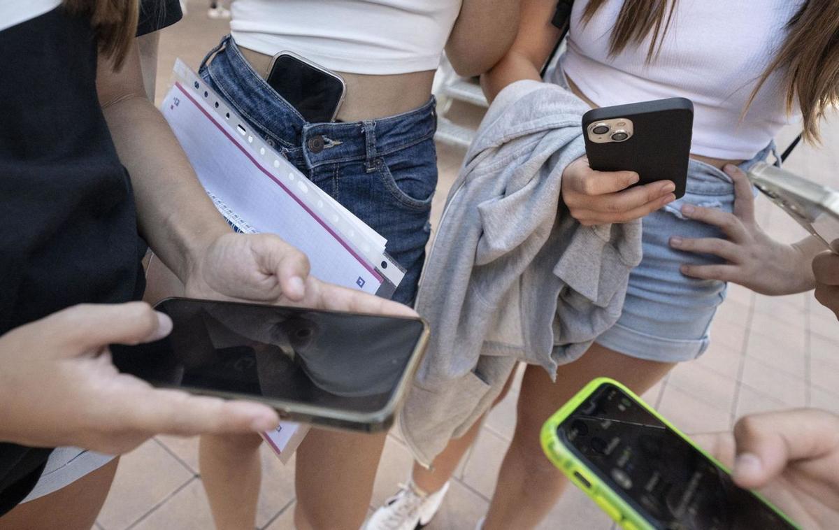 Un de cada deu menors es considera addicte al mòbil