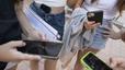 Un de cada deu menors es considera addicte al mòbil