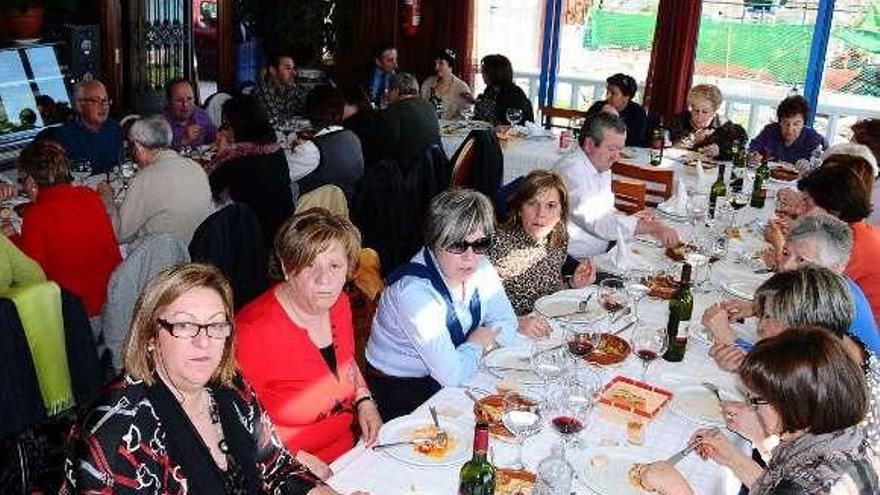 Comida celebrada por &quot;A Cepa&quot; en un restaurante cangués.