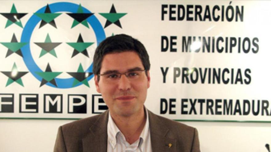 El presidente de Fempex pide que se &quot;fijen de una vez&quot; los sueldos de los alcaldes y concejales