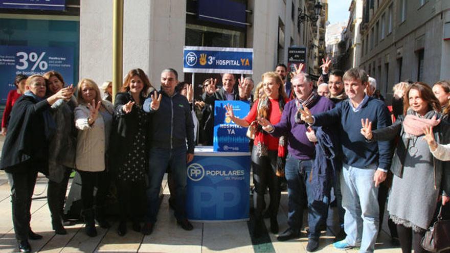 Los populares de Málaga han comenzado a recoger firmas esta mañana en calle Larios.