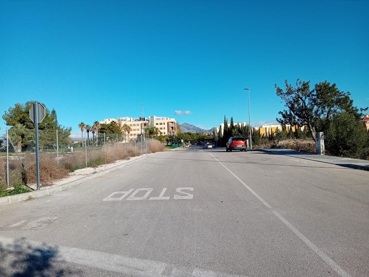 Un vehículo circula por la calle de El Campello reabierta al tráfico