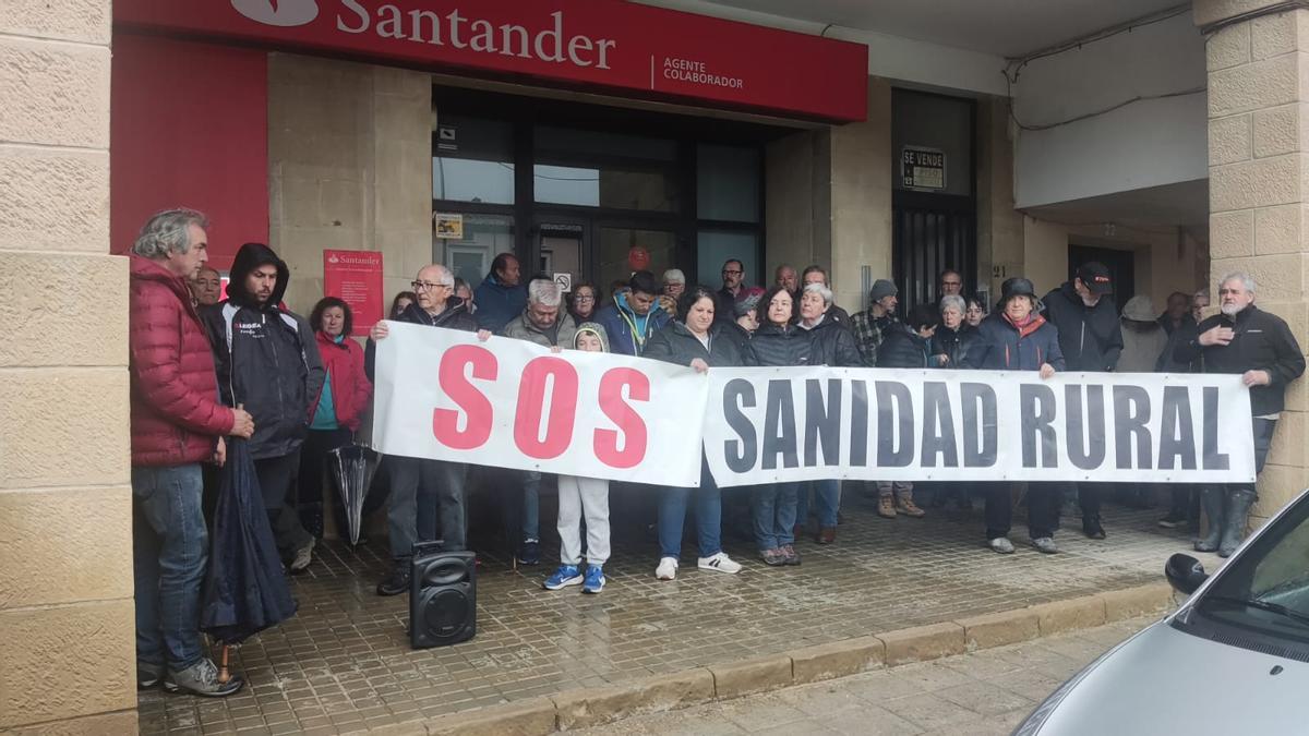 Un centenar de personas se ha concentrado en la Hoya de Huesca convocadas por la plataforma SOS Sanidad Rural a pesar de las lluvias persistentes