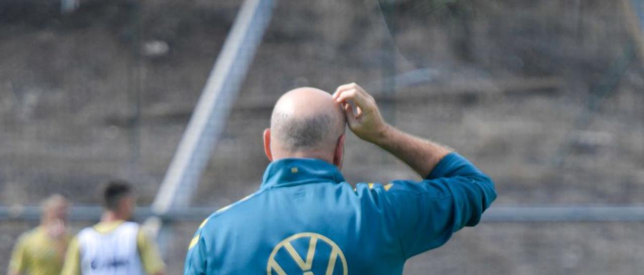 Pepe Mel, técnico de la UD Las Palmas, en un entrenamiento. | | JUAN CASTRO