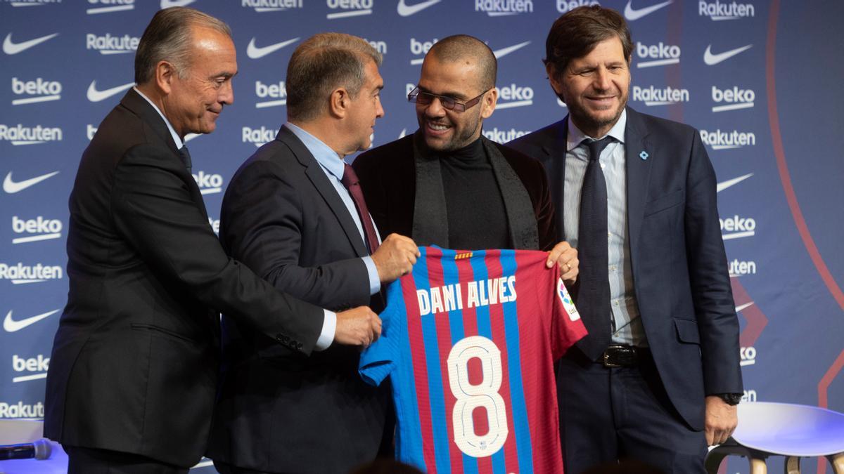 Yuste, Laporta, Alves y Alemany, al final de la rueda de prensa.