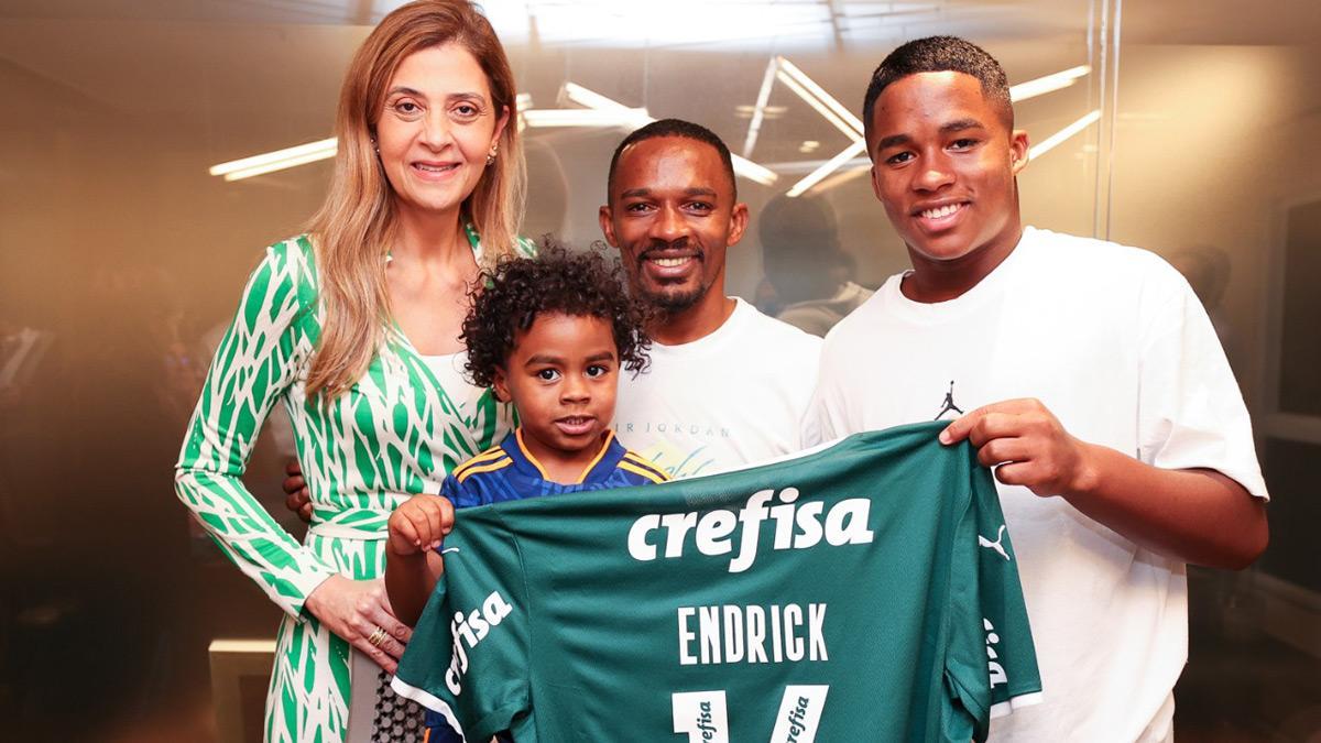 Endrick, junto a su familia