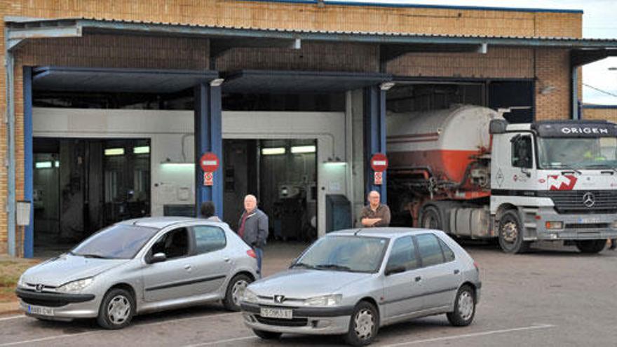 Coches esperando a pasar una ITV.