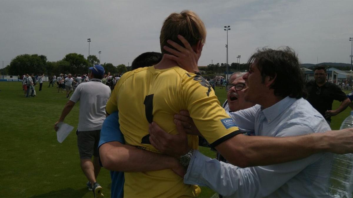 Iván Vallés, felicitado tras su gesta en la tanda de penaltis