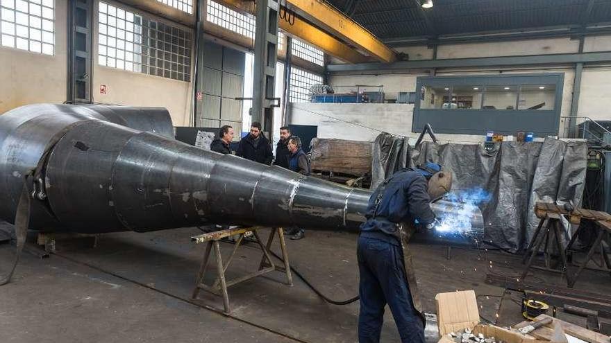 Un operario trabaja en la base de la nueva &#039;Caracola&#039; para punta Herminia.