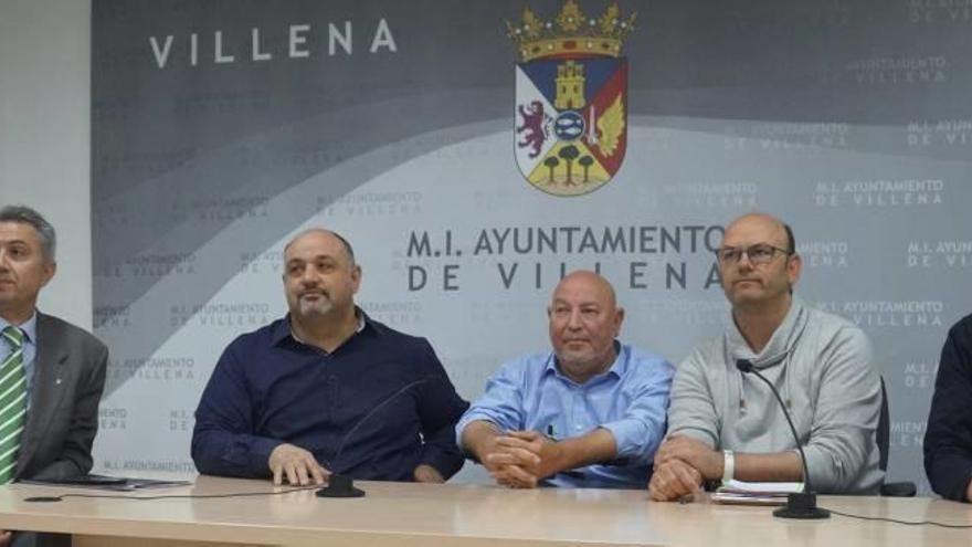 El alcalde de Villena junto a miembros del colectivo AMFI.