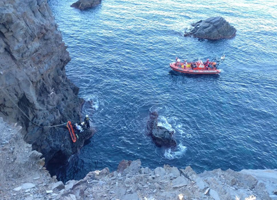 Un guardia civil salva la vida a una mujer que cayó por un acantilado de Cabo de Palos