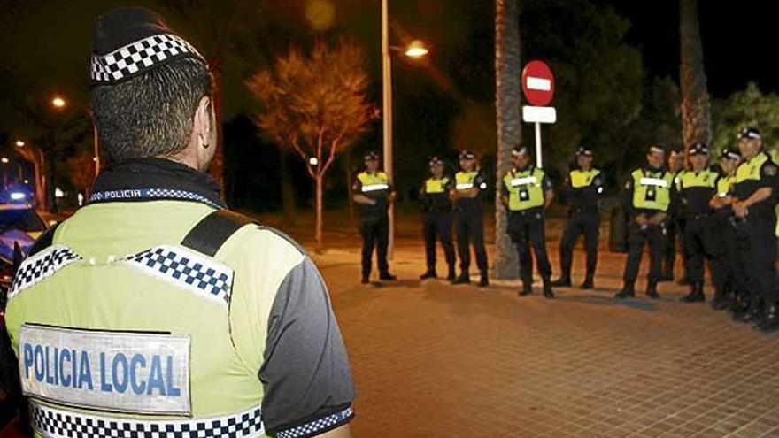 Agentes de la Policía Local en las afueras del local donde ocurrió la pelea.