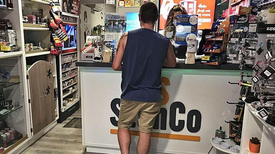 Un cliente durante una compra en un comercio. | I. F.