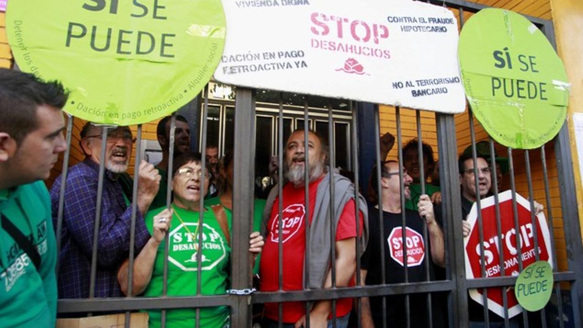 Activistas de la PAH, movilizados para evitar un desahucio en Sagunto, el pasado 21 de octubre.