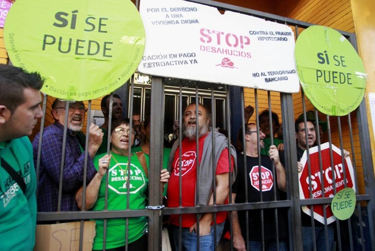Activistas de la PAH, movilizados para evitar un desahucio en Sagunto, el pasado 21 de octubre.