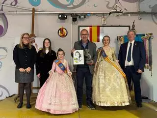 La falla Cardenal Tarancón de Burriana premia a 'Mediterráneo' por su labor de divulgación de las fiestas y tradiciones