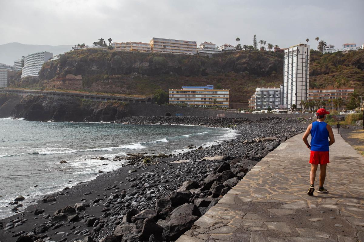 El nuevo dique de la playa de Martiánez saldrá de la ladera del túnel del Este y llegará, sumergido, hasta la zona central de la playa.