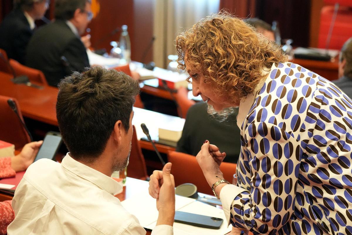 Los diputados David Cid (Comuns) y Ester Capella (ERC) este martes en el Parlament.