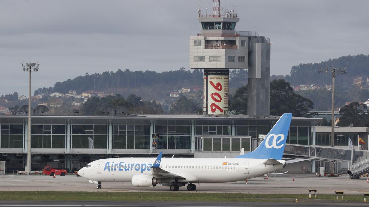 Un avión de Air Europa en el aeropuerto de Vigo.