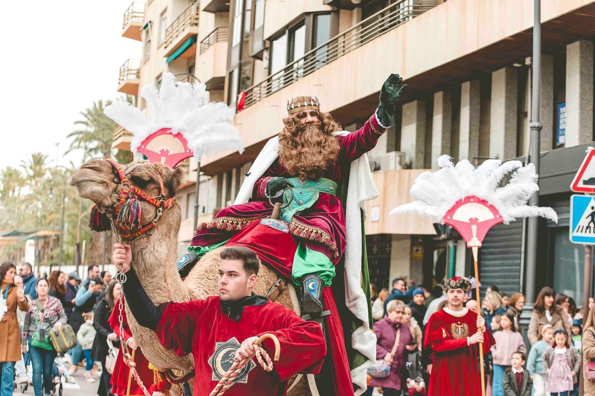 Los Reyes Magos llegan en dromedario a Elche