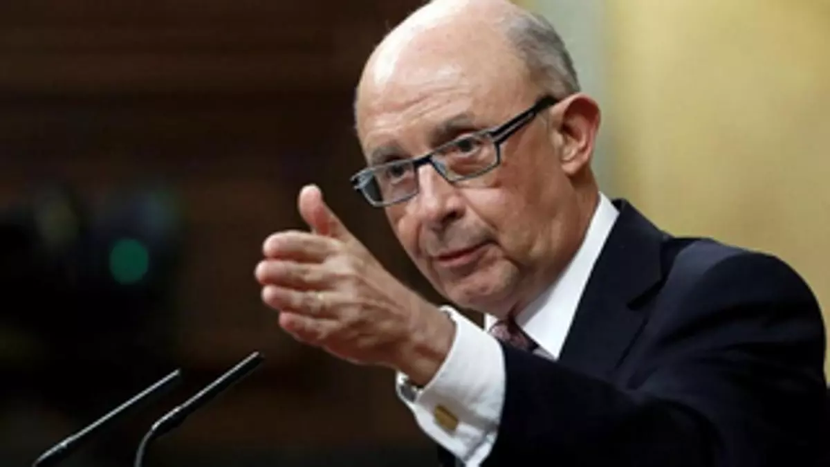 El juez de Tarragona notifica a Montoro y a su equipo en Hacienda la imputación por amañar leyes para favorecer a empresas gasísticas