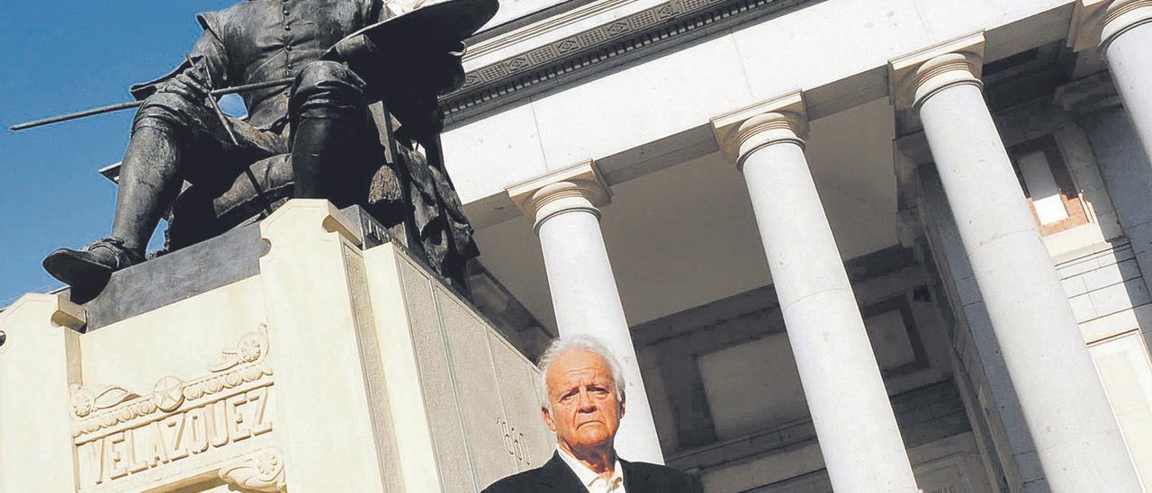 Matías Díaz Padrón ante el Museo del Prado.