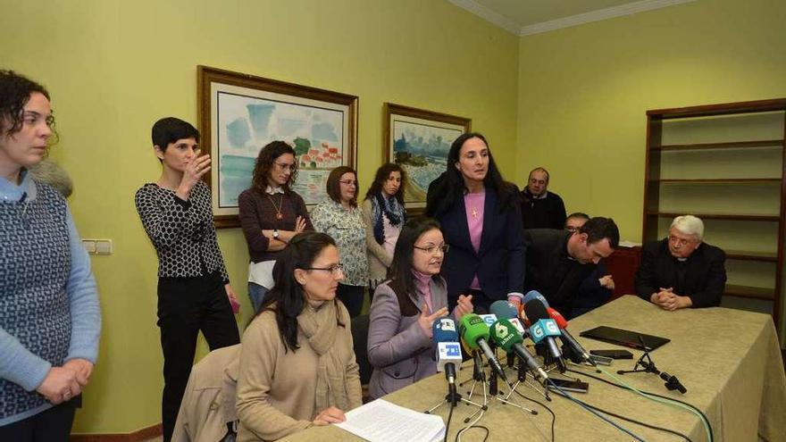 Marta Paz, sentada y en el centro durante la comparecencia del pasado viernes en Pontevedra. // G. Santos