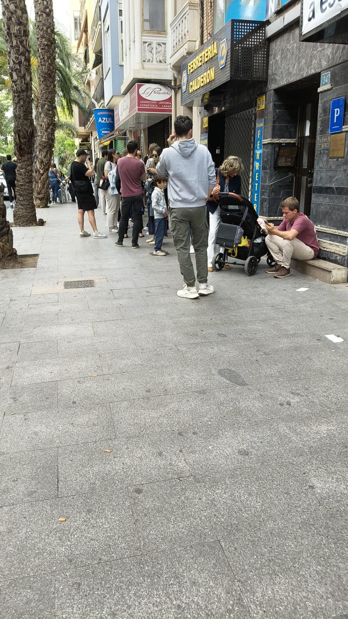 Colas durante el fin de semana de reapertura de la Horchatería Azul en Alicante.