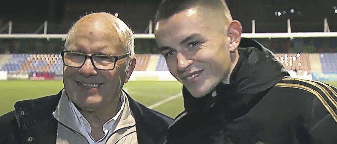 Álvaro Fidalgo y su abuelo Rafael, tras el partido en Ganzábal.