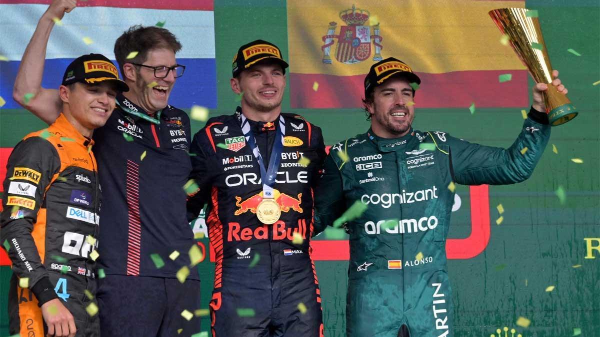 Alonso, tercero en el podio de Brasil, donde ganó Verstappen y Norris fue segundo