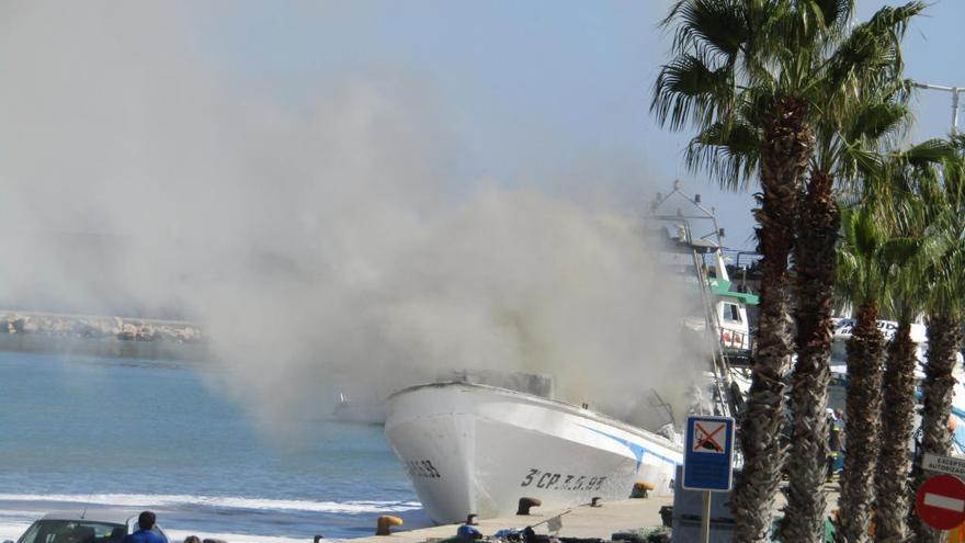 Se incendia una embarcación atracada en el puerto de Benicarló